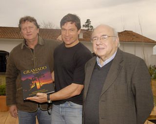 Cercado pelo fotógrafo Leonid Straliaev e pelo escritor Luis Fernando Veríssimo, autores de "Gramado", Ricardo Macchi mostra seu exemplar