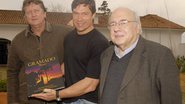 Cercado pelo fotógrafo Leonid Straliaev e pelo escritor Luis Fernando Veríssimo, autores de "Gramado", Ricardo Macchi mostra seu exemplar