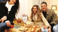 No living Polenghi Sélection da Villa de CARAS, Franciely e o casal Deborah e Fábio degustam queijos e festejam o bom resultado da minissérie da Rede TV!