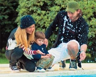 Luisa Mell e Henri Castelli brincam com Lucas, filho dele com Isabeli Fontana, na Villa de CARAS. A sintonia do trio ajuda a fortalecer o namoro iniciado há dois meses.