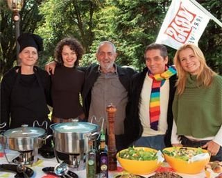 Na Villa, entre a chef Carmen, Ana Krüger e Renata Boldrini, Paulo José e Domingos Oliveira festejam a parceria no cinema.