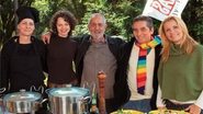 Na Villa, entre a chef Carmen, Ana Krüger e Renata Boldrini, Paulo José e Domingos Oliveira festejam a parceria no cinema.