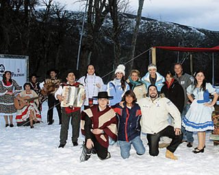 Para celebrar a beleza do inverno nos Andes, grupo chileno toca para Cynthia, Karina, Nádia, Julia, Lanai, Kadu Moliterno, Kauai e Alexandre em bonita festa.