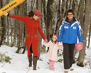 Cynthia recebe André para um chá da tarde na suíte. Eles enchem Valentina de mimos. Mãe e filha na neve. A menina aprende a esquiar com Verônica Marmie