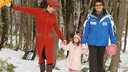 Cynthia recebe André para um chá da tarde na suíte. Eles enchem Valentina de mimos. Mãe e filha na neve. A menina aprende a esquiar com Verônica Marmie