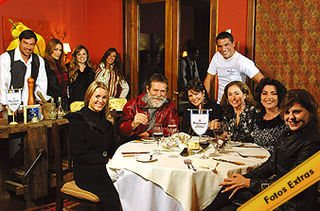 Ricardo, Cibele, Fabiana e Janaina ajudam o chef da Polenghi, Anquier. À mesa, Camila, Zé, Samara, Cissa, Angelina e Bárbara assistem à aula-show de culinária