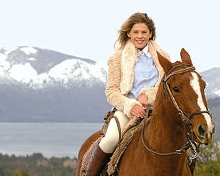 Ela lembra os bons tempos no Rio Grande do Sul ao montar o cavalo crioulo Arafat, no Centro de Pólo e Cavalgada do Arelauquen Golf &amp; Country Club, Bariloche