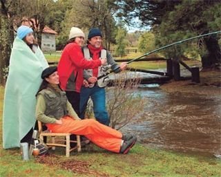 Convidados da temporada CARAS/NEVE, Werner e Tânia se aventuram com os filhos, Dagui e Arthur, em divertida pescaria de truta no hotel Arelauquen Lodge.