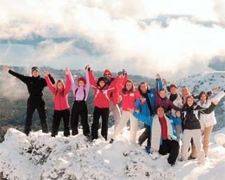 O grupo convidado de CARAS dá as mãos no Cerro Otto e se deslumbra com os lagos e a paisagem andina.