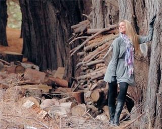 Em Bariloche, Ellen nega existência de crise na relação de seis anos com Macchi enquanto passeia pelo bosque e aprecia a bela paisagem do lago na Patagônia argentina.