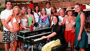 Eduardo Guedes e Eliana, Bruna Di Tullio, Dani Valente, Carla Daniel, Marília Medina, Luciano Szafir, Roberta Rodrigues, Stênio Garcia, Cissa Guimarães e Paola Oliveira cercam a cantora.