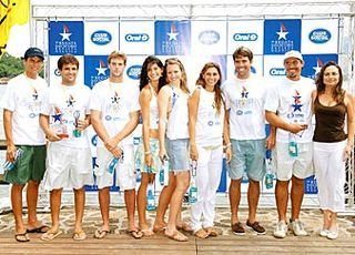 No pódio na Ilha de CARAS, os campeões celebram os títulos: pentacampeonato na classe IMS e hepta na Fita Azul, concedida ao 1o barco que cruza a linha de chegada. No topo, o troféu.