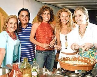 Na foto, Regina, Carlos, Totia e Desirée deleitam-se com as histórias de Pepita em frente à panela que mexe.