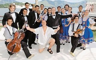 Yuri posa com bailarinos e músicos do Theatro Municipal.