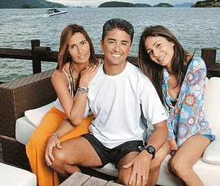 Hoje empresário de futebol, Bebeto relaxa entre Denise e Stéphanie no deck lateral da Ilha de CARAS, em Angra. Com apenas 14 anos, a jovem já tem 1m77 distribuídos em 55 quilos.