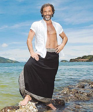 Na Ilha de CARAS, em Angra dos Reis, RJ, o ex-professor de educação física relaxa na praia.