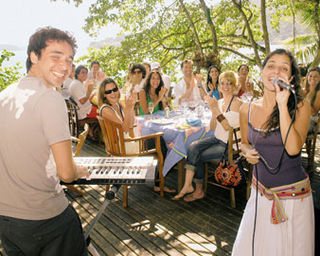 Com o namorado e parceiro, Marco de Vita, Aline canta para o elenco da Record