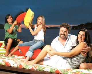 Na Ilha de CARAS, Werner, o Rodrigo de Amazônia, e Tânia, juntos há 14 anos, se divertem com Arthur e Dagui diante do pôr-do-sol