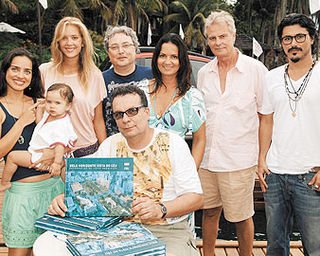 Joana, com Sophia, Gianne, Ciacco, Luiza Brunet, Armando e Pedro felicitam o fotógrafo Nélio Rodrigues