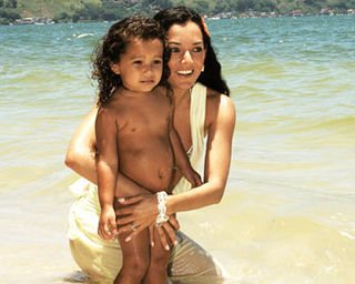 Na Ilha de CARAS, Mônica Carvalho brinca na praia com a filha, Yaclara, antes de iniciar as gravações de <i>Caminhos do Coração</i>, novela da Record que estréia em agosto