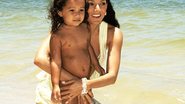 Na Ilha de CARAS, Mônica Carvalho brinca na praia com a filha, Yaclara, antes de iniciar as gravações de <i>Caminhos do Coração</i>, novela da Record que estréia em agosto