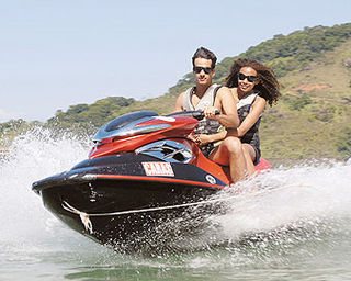 A Guguta de Pé na Jaca e o namorado, que atuou em O Profeta, passeiam de jet ski