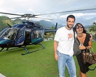 Marcelo e Ana chegam de helicóptero à Ilha de CARAS