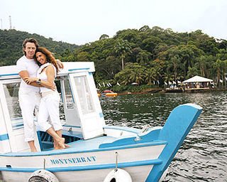 Juntos há um ano e oito meses, Claudia e Gregory passeiam de barco pela baía de Angra