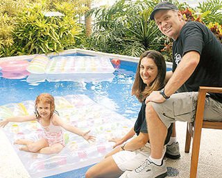 Julia se diverte na piscina observada pelos pais, Fernanda Venturini e Bernardinho