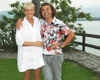 Xuxa abraça David Brazil