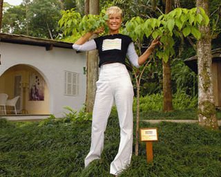 Xuxa abraça o ipê-amarelo plantado em colaboração com o projeto S.O.S Mata Atlântica. Mãos na terra com as atrizes de seu filme, Sonho de Menina.