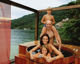 Dentro do ofurô do Espaço Suvinil, na Ilha de CARAS, o casal, que está junto há 12 anos, entra no clima de brincadeiras com os dois filhos, Yasmin e Yago