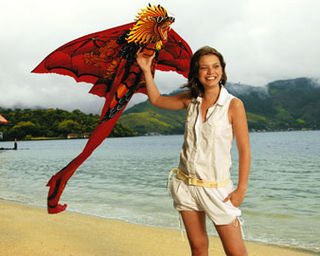 Na Ilha de CARAS, Milena, que volta à TV na série Poeira Em Alto Mar, em fevereiro, se diverte com a pipa em forma de dragão.