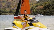 Na Ilha, o ator de Tropa de Elite anda de jet-ski