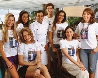 Na Ilha de CARAS, Bárbara, Luciele, o chef Jorge, Marcos, Mônica e Claudia (em pé); Babi e Silvia (sentadas). No detalhe, a festa dos comandantes dos barcos vitoriosos.