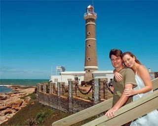 Ana e Renato diante do farol de José Ignácio