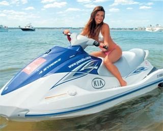 Janaina passeia de jet ski pela Playa Jardin, na Isla Gorriti, em Punta Del Este.