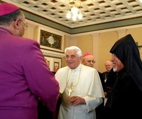 Papa Bento XVI recebe piano em seu quarto... - AFP