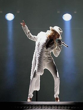 Christina Aguilera sobe ao palco... - Foto: Reuters