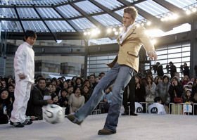 David Beckham brilha no Japão... - Foto: Reuters