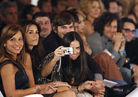 Demi Moore assiste desfile de moda... - Fotos: Reuters