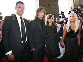 Donatella Versace homenageia... - Foto: Reuters