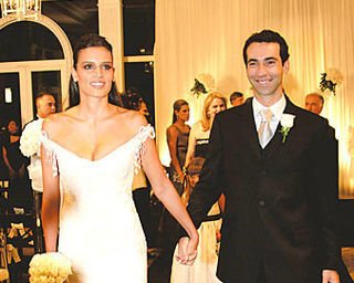 Cássia veste modelo de Reinaldo Lourenço, que foi padrinho do casamento com a mulher, Glória Coelho.