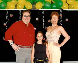 O apresentador da Globo com Lara e Magda, anfitriãs de 120 convidados na festa que teve alpinismo indoor.