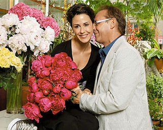 Romântico, o ator e diretor dá flores para sua mulher, que adota agora cabelos bem curtos.