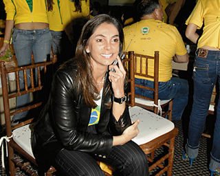 Após Kaká vibrar com o gol que deu ao Brasil a vitória sobre a Croácia, sua sogra, Rosangela Lyra, falou ao celular com a filha, Caroline Celico.