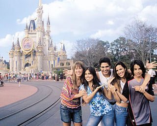 Zilú e Zezé Di Camargo com os filhos, Camilla, Wanessa e Igor, diante do Castelo da Cinderela no Magic Kingdom.