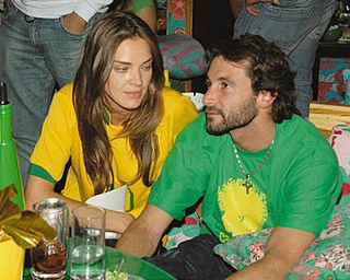 Letícia e Rico assistem ao jogo do Brasil no Café de La Musique, em SP. A modelo e atriz, que vive a Érica de Belíssima, e o jogador de pólo já se