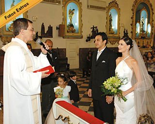 Na igreja, em Niterói, o frei Salésio abençoa Bernardo e Juliana, que defila vestido da grife Sta. Ephigenia em cetim Dior com generoso decote nas costas