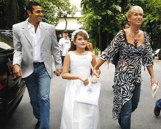 De família judaica, Szafir acompanha Xuxa e Sasha à igreja do Sagrado Coração de Jesus, no Rio. - CAROL FEICHAS, KADU DI CALAFIORI E FELIPE PANFILI/AG. NEWS